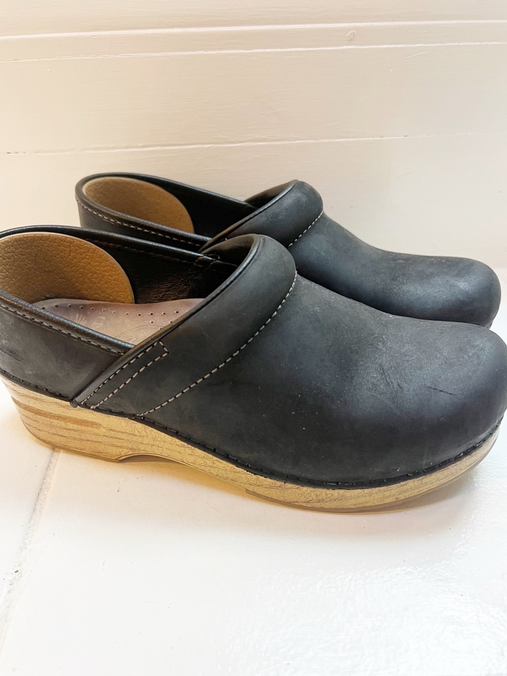 Dansko Professional Black Leather Clogs Wood Grain Platform Size 37 6.5 7